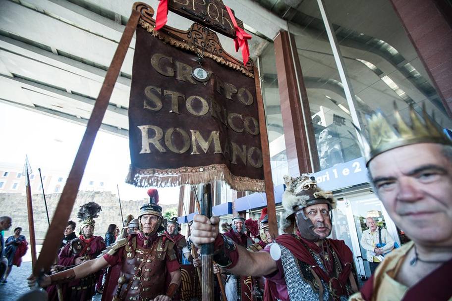 Appartenenti ad un gruppo di rievocazione storica  partito dalla stazione Termini di Roma alla volta di Expo (Omniroma)